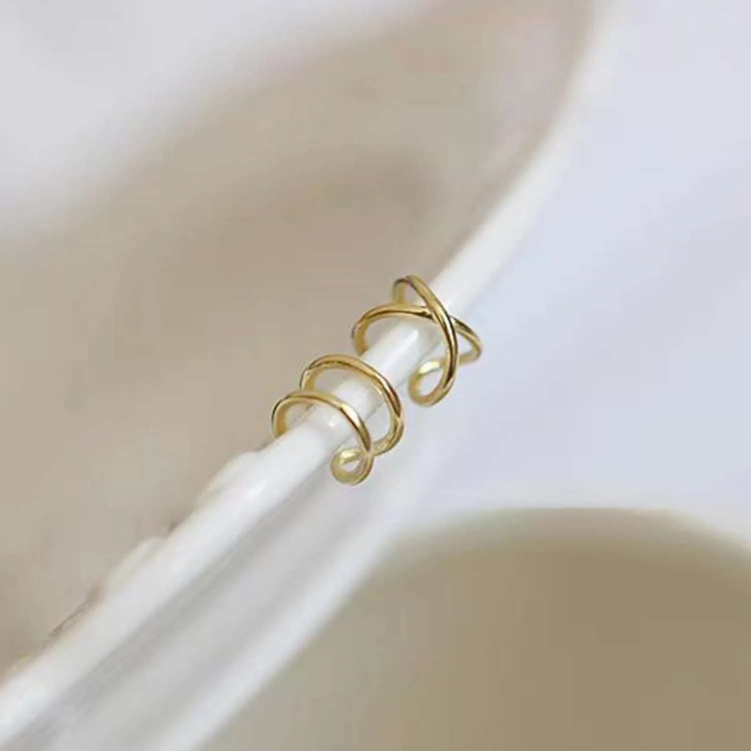 Ear Cuff Earrings for Women Trendy Gold Ear Cuffs non Piercing Clip on Cartilage Earrings Chunky Gold Ear Cuff Earrings Fake Earring Cuffs non Pierced Jewelry Gift